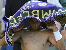 RADI SE SCHOVÁM. Rafael Nadal v utkání druhého kola Wimbledonu proti Lukái...