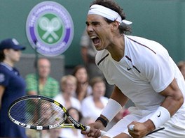 EMOCE. Rafael Nadal v utkání druhého kola  Wimbledonu proti Lukái Rosolovi.