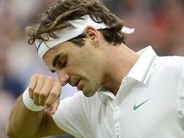 NJAK TO NEJDE. Roger Federer v utkn tetho kola Wimbledonu proti Rogeru
