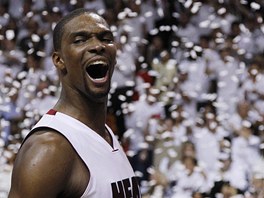 JÓÓÓÓÓÓ. Chris Bosh z Miami Heat se raduje z titulu v NBA. V posledních týdnech