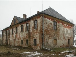 Zchátralý zámek v Nenakonicích, části obce Věrovany na Olomoucku.