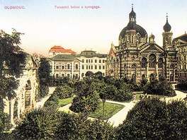 Takto vypadala idovsk synagoga v Olomouci v roce 1910 na dobov pohlednici.