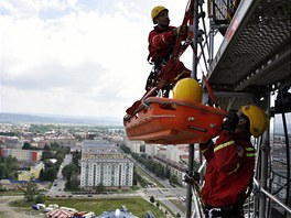 Hasiské cviení lezc na nové osmnáctipodlaní výkové budov v Olomouci.
