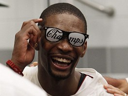 MÁM SE? AMPIÓNOV! Chris Bosh z Miami Heat slaví svj první titul NBA