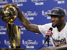 PATÍ MI. LeBron James se spokojen usmívá na cenu pro vítze NBA - Larry