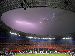 Zlovstné blesky nad stadionem v ukrajinském Doncku. Zápas evropského...