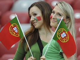 SLIČNÉ PORTUGALKY. Fanynky portugalských fotbalistů před zápasem s Českem