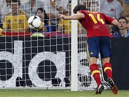 LETÍ DO SÍTĚ. Xabi Alonso (vpravo) se opírá hlavou do míče a posílá Španělsko