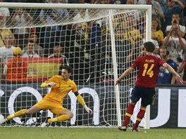 DRUHÝ GÓL. Xabi Alonso zvyšuje z penalty na konečných 2:0 pro Španělsko.