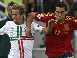 ŽE TI HO VEZMU? Španělský obránce Arbeloa (vpravo) se snaží obrat o míč...