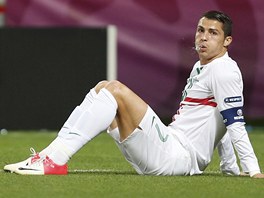 NUTNÉ ODPLIVNUTÍ. Cristiano Ronaldo zůstává po nezdařilé akci sedět na trávníku.