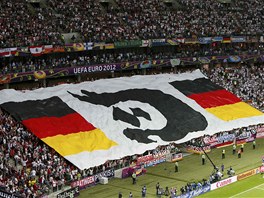 DEUTSCHLAND! Němečtí fanoušci rozvinuli před semifinálem Eura obří vlajku.