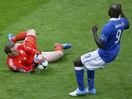 POZDĚ. Německý brankář Neuer chytá míč před dotírajícím italským útočníkem