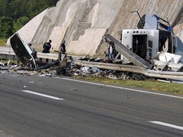 Trosky eského autobusu, který havaroval na chorvatské dálnici A1 nedaleko...