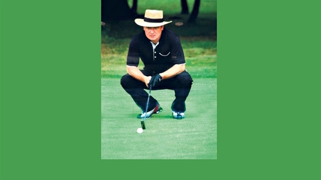 Reklamy s Davidem Rathem hrajícím golf visely na ja�e na pra�ském leti�ti v