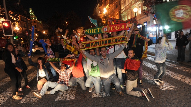 OSLAVY V PORTU. Fanoušci oslavují v centru Porta.