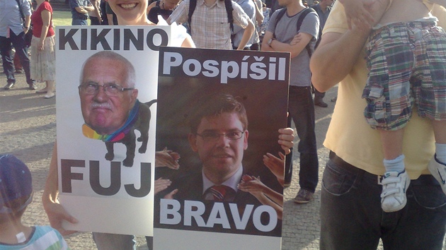 Pestoe byla akce svolna celkem narychlo, lid si evidentn s transparenty vyhrli (Praha, 28. ervna 2012)