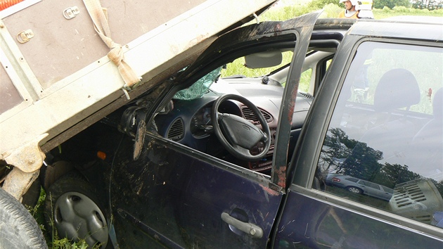 Nehoda osobnho auta s vlekem naloenm devem u Blatnice na Plzesku. 
