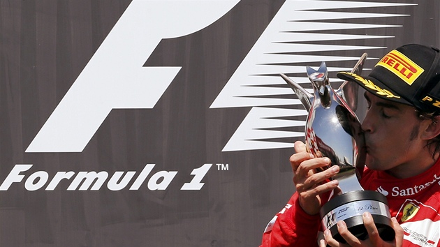 S TROFEJÍ. Fernando Alonso drí cenu pro vítze Grand Prix Evropy. 