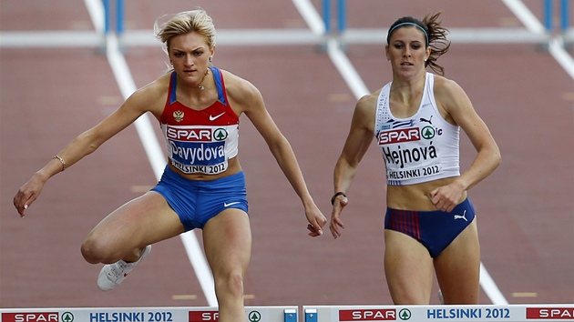 Zuzana Hejnová (vpravo) si na atletickém ME v Helsinkách bí pro jasný do