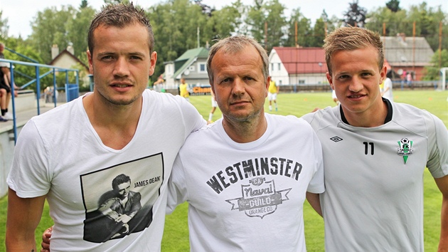 Milan Kopic, předseda FK Humpolec, a synové Jan (vpravo) a Milan
