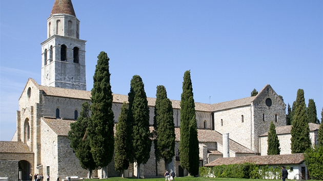 Aquileia. Souástí komplexu baziliky jsou dv krypty a baptisterium.