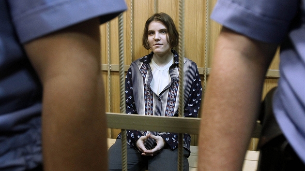 Jekatrina Samuceviov z Pussy Riot u soudu (Moskva, 20. ervna 2012)