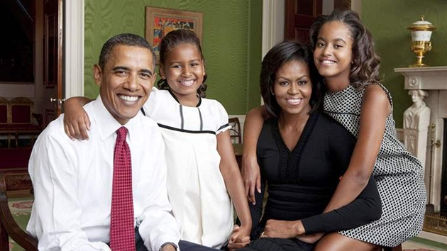 Barack Obama s Mailiou a Michelle Obamová se Saschou v Zelené komnat Bílého...
