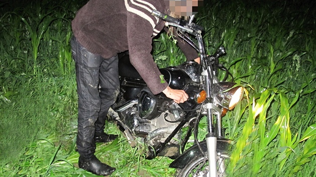 Motorká� posiln�ný alkoholem si p�i stíhací jízd� s policií nakonec "ustlal" v