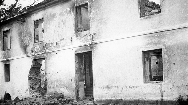 Pohled na vchod ležáckého Švandova mlýna, vypáleného nacisty v odvetě za smrt Reinharda Heydricha. V dubnu se ve mlýně nacházela vysílačka Libuše, kterou obsluhoval výsadek Silver A.