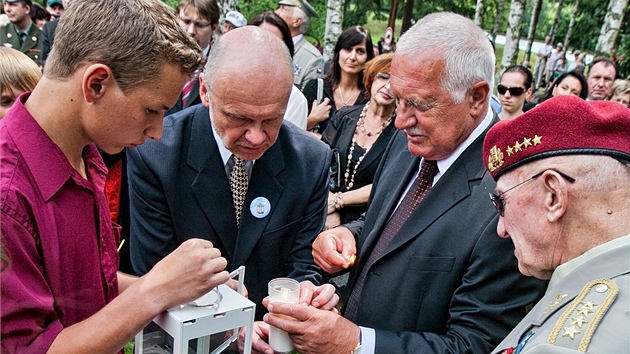 Prezident Václav Klaus zapaluje putovní lucernu na 70. výroí vypálení Leák