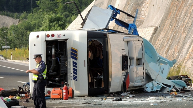 Nehoda eskho autobusu na chorvatsk dlnici A1, pi n zahynulo osm lid a 44 se zranilo (23. ervna 2012)