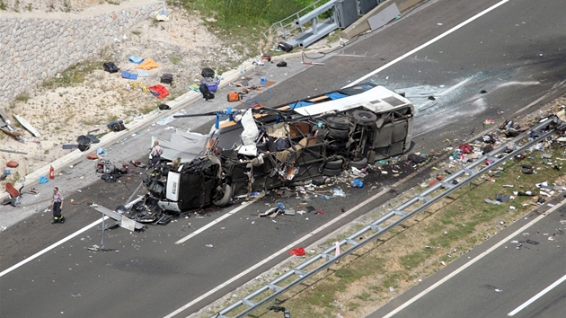 Nehoda eskho autobusu na chorvatsk dlnici A1, pi n zahynulo osm lid a 44 se zranilo (23. ervna 2012)