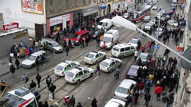 V Brně se na ulici Cejl popraly desítky Romů