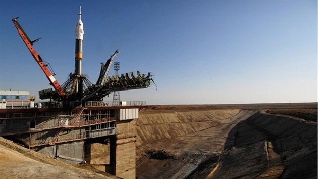 Nosn raketa Sojuz s kosmickou lod Sojuz-TMA na ramp v Bajkonuru