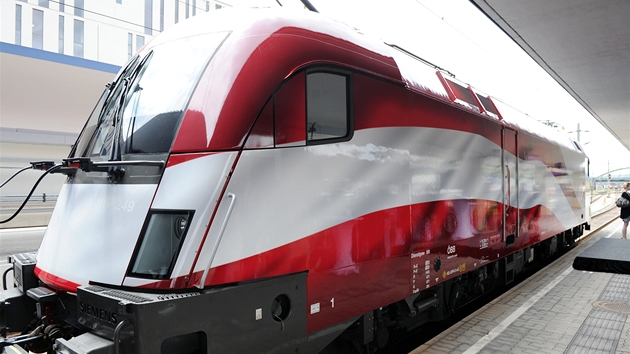 Nejv�t�í a nejrychlej�í rakouská vlajka na vlakové souprav� Railjet.