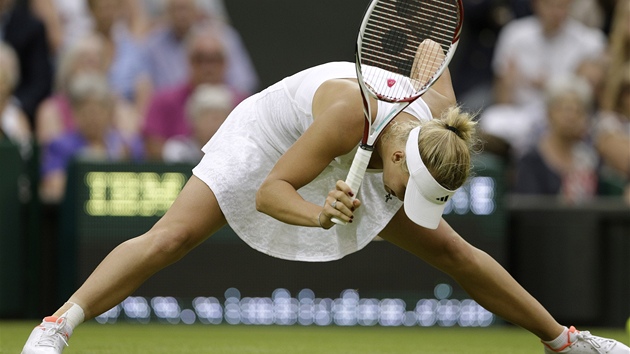 NEJDE TO!  Caroline Wozniack se ve Wimbledonu rozlouila v prvnm kole.