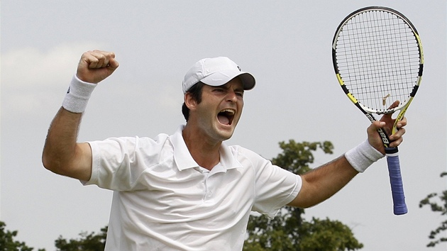 RADOST. Americký tenista Brian Baker slaví postup do tetího kola Wimbledonu.