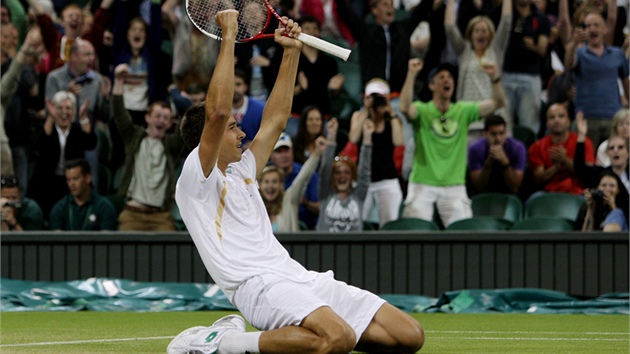 VYHRÁL JSEM! Luká Rosol slaví triumf nad Rafaelem Nadalem ve Wimbledonu.