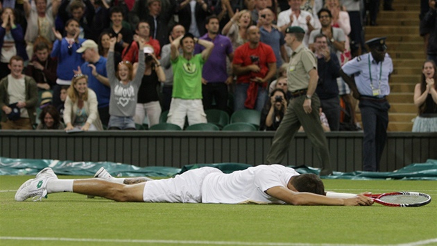EUFORIE. Luká Rosol slaví triumf nad Rafaelem Nadalem ve Wimbledonu.
