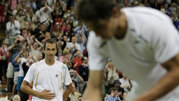 D�KUJU! Zatímco se Luká� Rosol uklání londýnskému publiku, pora�ený Rafael...