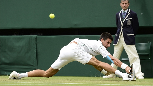 JE SNAD Z GUMY? Novak Djokovi v utkání tetího kola Wimbledonu proti Radku
