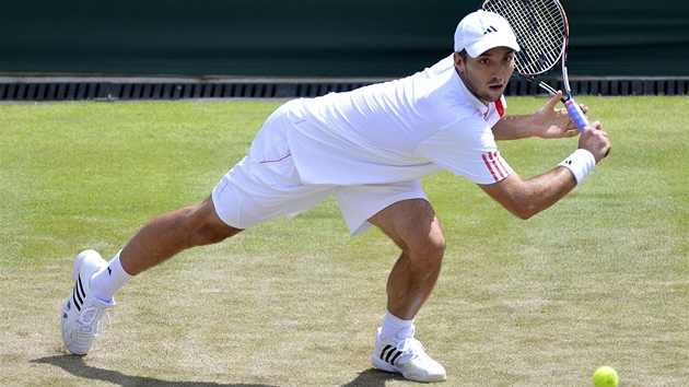 TO SNAD ZVLÁDNU. Viktor Troicki v utkání tetího kola ve WImbledonu. 