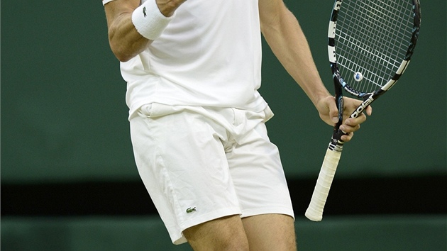 JO! Julien Bennetau  v utkání tetího kola Wimbledonu proti Rogeru Federerovi.