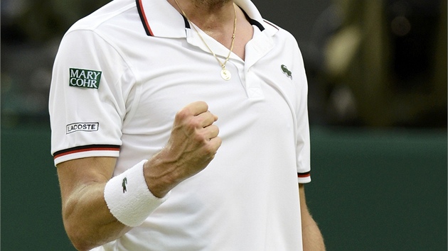 JDE MI TO. Julien Bennetau  v utkání tetího kola Wimbledonu proti Rogeru