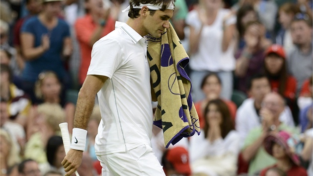 ASI MUSÍM PIDAT. Roger Federer v utkání tetího kola Wimbledonu proti Julienu