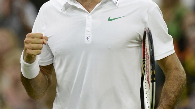 ANO! Roger Federer slaví úspný úder v utkání tetího kola Wimbledonu proti
