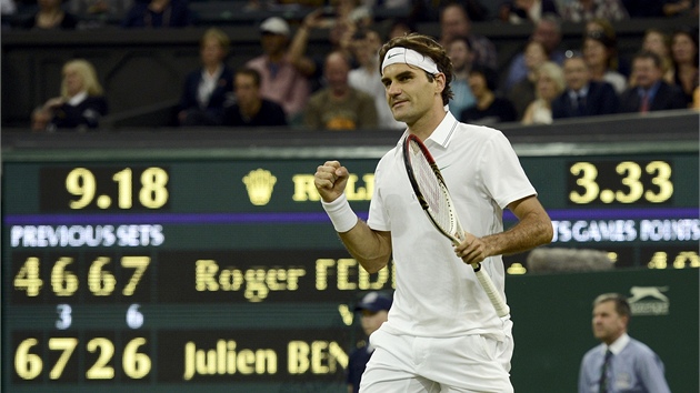 TAK ZASE O KROK DL. Roger Federer slav vtzstv nad Julienem Bennetauem ve tetm kole Wimbledonu.