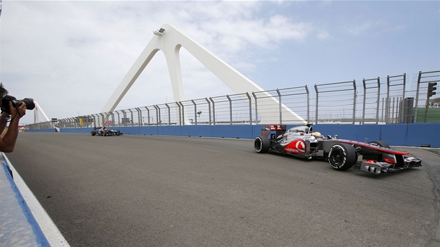 Lewis Hamilton s vozem McLaren v pátením tréninku Velké ceny Evropy formule 1