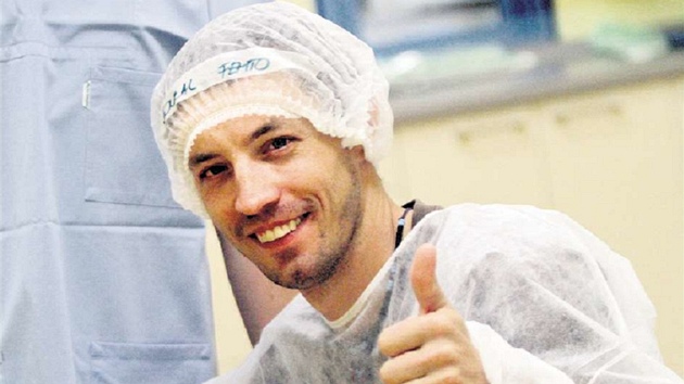 Martin Koukal po operaci o�í. "Vidím vás rozmazan�," �íkal.